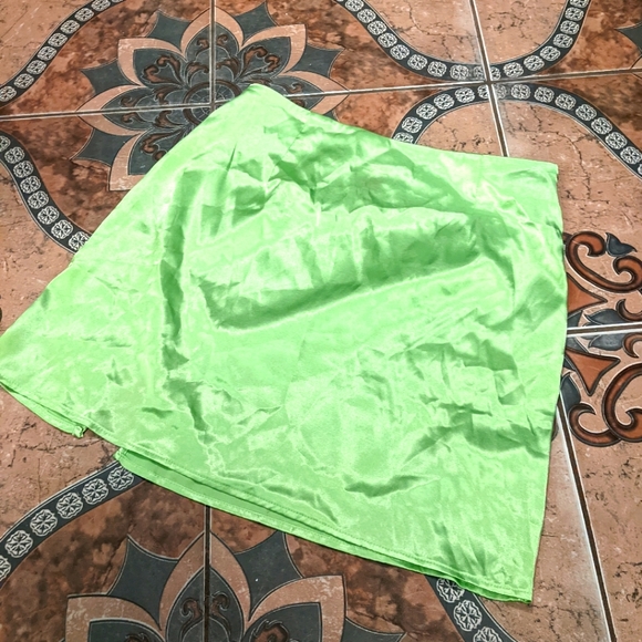 Bright lime green mini satin skirt with slit - Picture 2 of 5